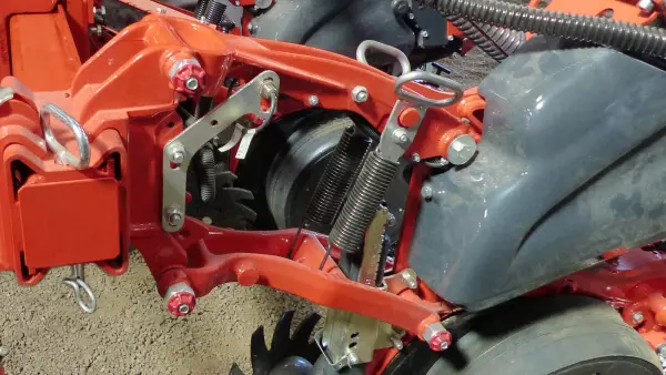 A parallelogram in cast iron makes your KOSMA precision seed drill outstandingly reliable