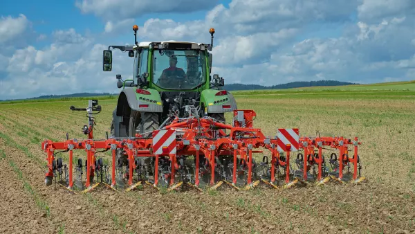 Photo of the ROWLINER row-crop cultivator's finger weeders
