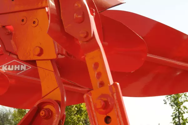 Simplified adjustment of the height of the skimmers