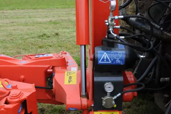 Optidrive headstock is available on MASTER 183 ploughs.