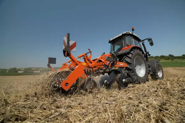 The Flexliner roller, available on OPTIMER mounted and folding mounted machines, is recommended for creating false seedbeds.