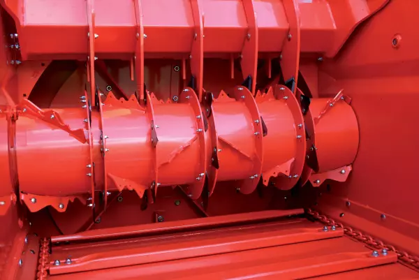 The all-fodder feed rotor of the KUHN PRIMOR 3570 M straw bedder ensures effective calibration of long fibres