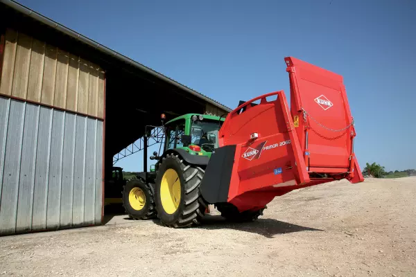 Superior manoeuvrability thanks to the mounted design of the KUHN PRIMOR 2060 M straw-blower & feeder