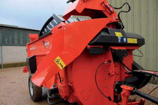 Because the chute is fully aligned with the turbine, the PRIMOR 15070 M is suitable for silage distribution