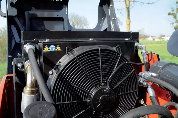 Oversized radiator on KUHN PRO-LONGER Hedge and Grass Cutters: constant power
