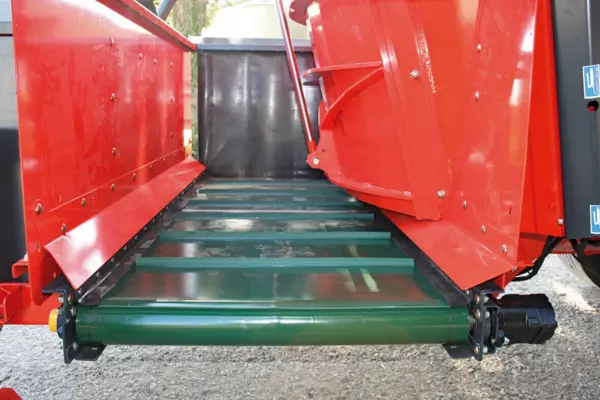 Cross-conveyor on the KUHN PROFILE PLUS mixer: left/right distribution as standard