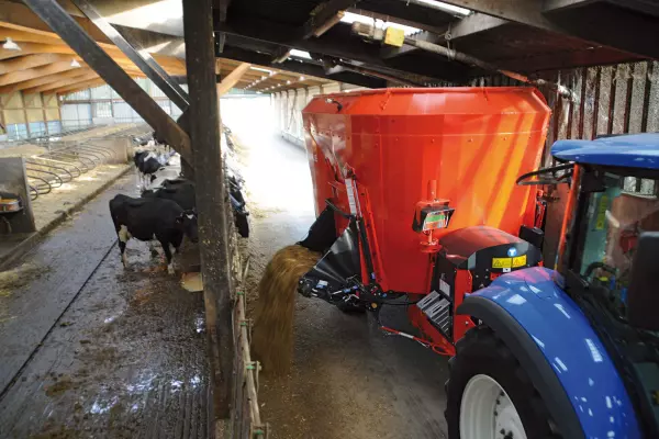 The tilting conveyors in the KUHN PROFILE range are quiet and easy to service