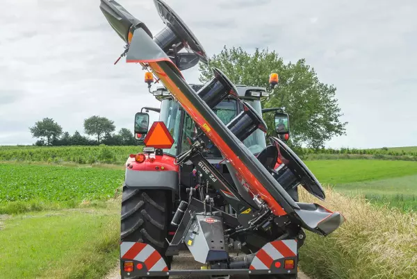 For stable transport the machine has a transport position of 128°, the weight of the machine is placed more evenly between the rear wheels.