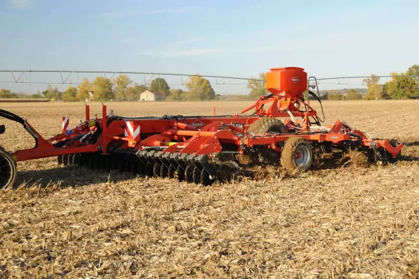 The PERFORMER equipped with SH 201 for seeding cover crops