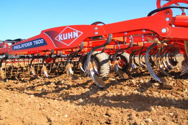 The large clearance of the PROLANDER makes it possible to work in the residues