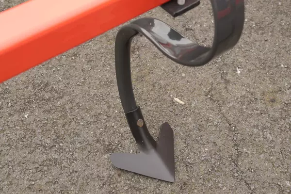 The vibrating S-shaped tine of the PROLANDER stubble cultivator