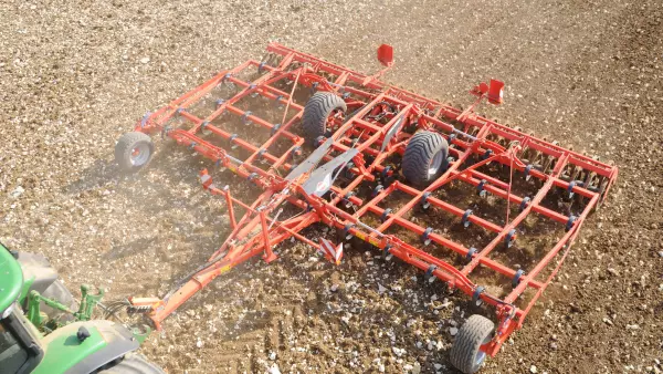 The PROLANDER requires little power to adapt to all agricultural operations