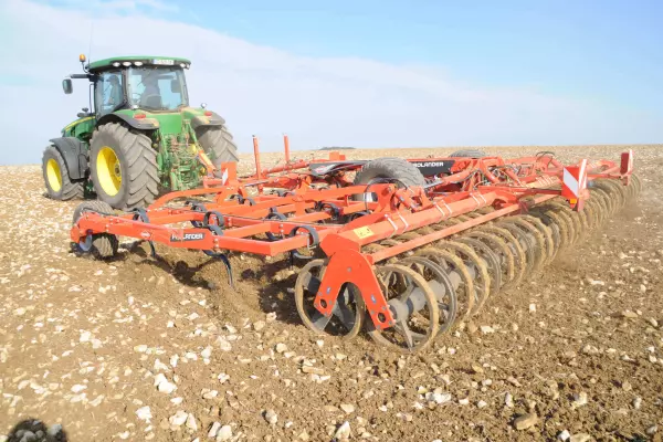The PROLANDER is the perfect agronomic tool for min-till farming