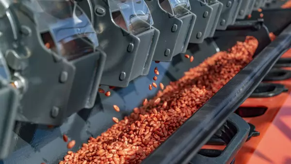 Good integration of the tractor-machine unit with the SITERA 3030 e integrated mechanical seed drill