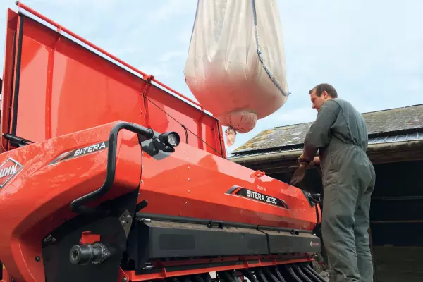 Easy loading of the integrated mechanical seed drill SITERA 3030.