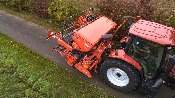 Good integration of the tractor-machine unit with the SITERA 3030 e integrated mechanical seed drill.