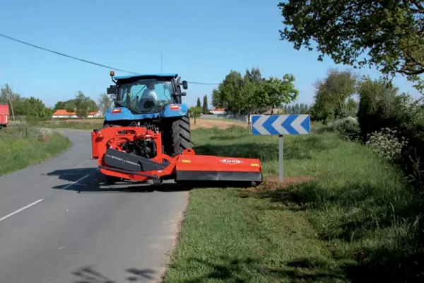 A large 900 mm horizontal offset on the SPRING-LONGER 80 Series Verge Mowers means the mower unit can easily avoid obstacles.