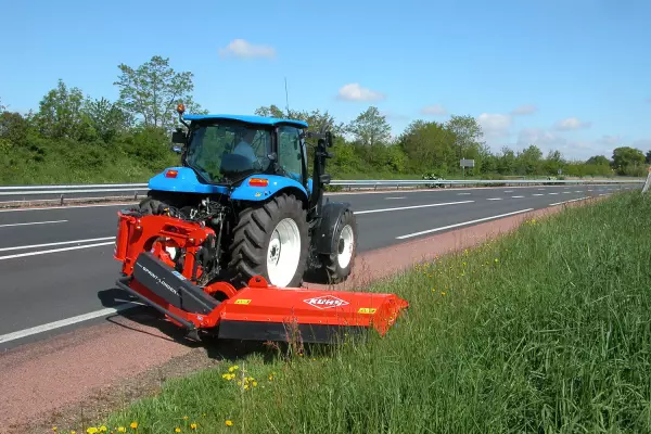 Non-tubular design and very high yield steel for better mechanical resistance on the SPRING-LONGER 80 Series Verge Mowers