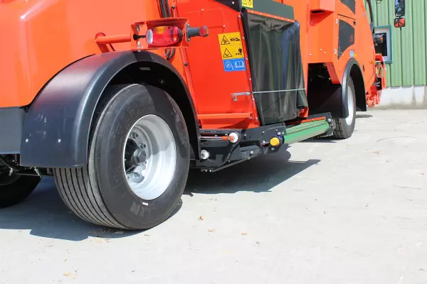 KUHN SPV Access/Power/Intense self-propelled mixers with an even more compact design thanks to the retractable under-tub conveyor