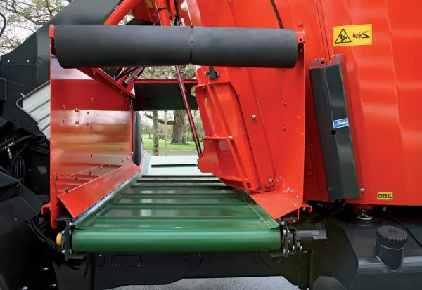 The KUHN SPW Intense mixers distribute via a wide cross conveyor positione