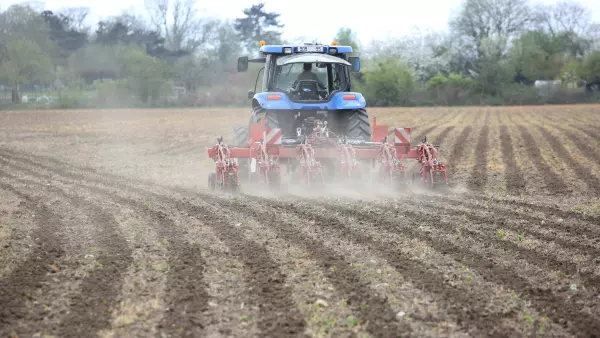 The pass of the STRIGER 100 in spring allows the seed furrow to be prepared
