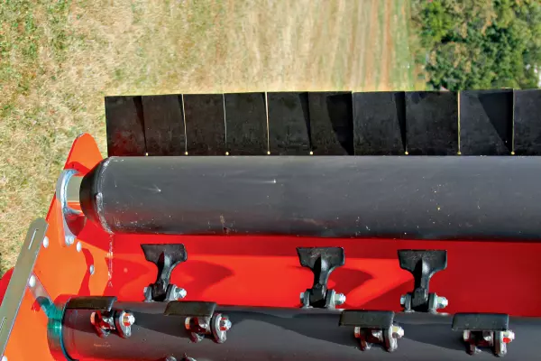 A roller close to the rotor of TB shredders for easier residue decomposition