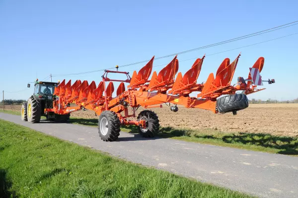 The VARI-CHALLENGER plough in transport position