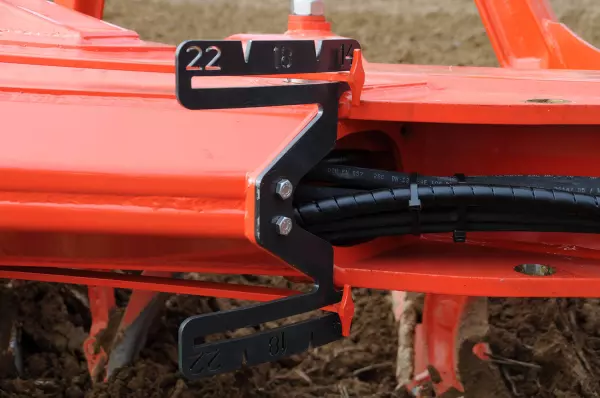 The indicator of the cutting width is visible from the driving position