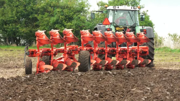 View of the hydraulic articulated beam of the VARI-MANAGER plough