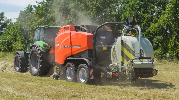 KUHN VBP 3260 baler-wrapper combination at work
