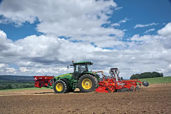 VENTA CSC 6000 seeding bar guided by the roller of HR 6004 power harrow