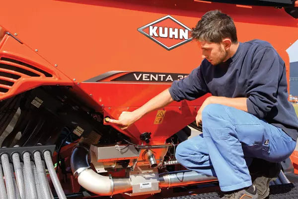 Calibration button at the rear of the machine on the VENTA pneumatic seed drill