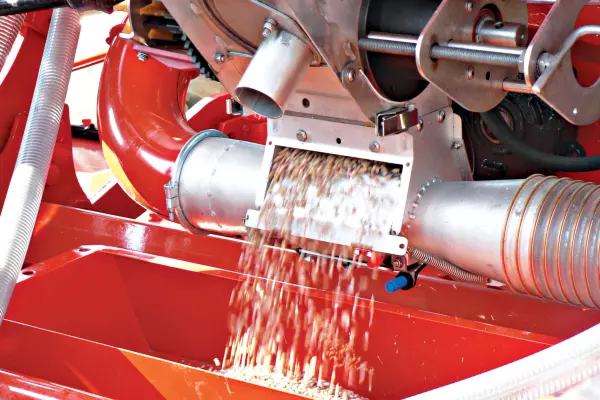 VENTA electric drive metering system on TF 1512 front hopper