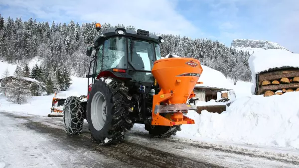 Adjustable deflectors in stainless steel to adapt the spreading width of the VSA salt and sand spreader