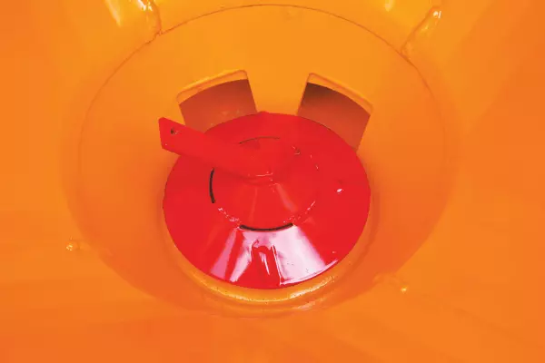 Distribution adapted to the product on the VSA salt and sand spreader thanks to the adjustable hopper base and its stainless steel outlets.