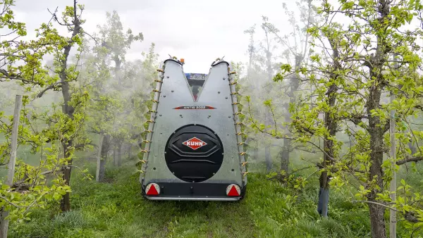 Vue arrière du pulvérisateur ANTIS 2 avec une voûte V-92