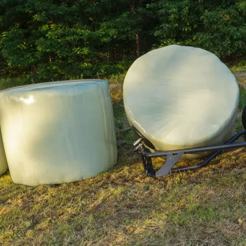 Bale turner turns bales during discharge.