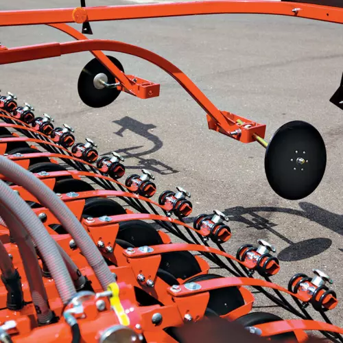 Pre-emergence markers on separate arms for the ESPRO seed drill