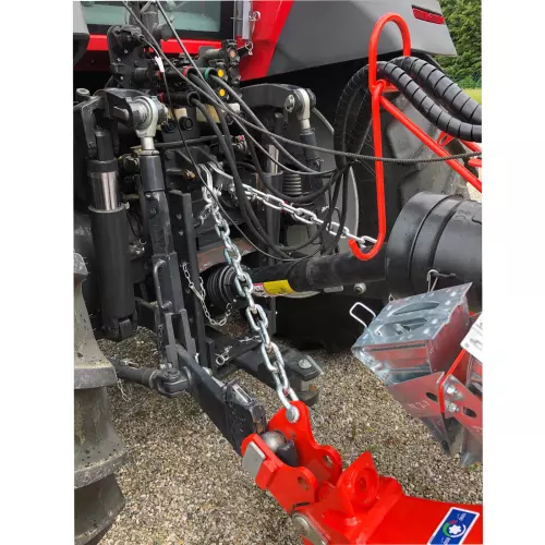 Check chains for tractor lift