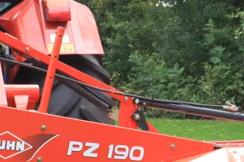 Compensation springs transfer the weight from the mower unit to the tractor.