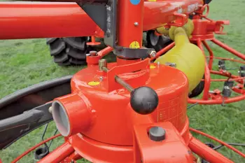 If using the HAYBOB 360 as a side delivery rake, the rotation of one rotor has to be reversed by moving a lever.