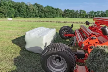 The unique low-profile chassis design ideal for stability when loading, wrapping or unloading a bale.