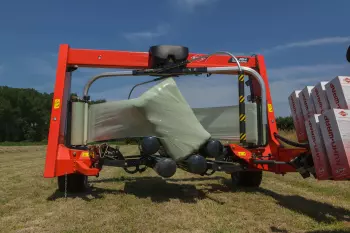 The central driven satellite arms each hold one pre-stretcher with a 750 mm film roll.