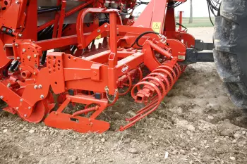 CD 300 in combination with the INTEGRA seed drill