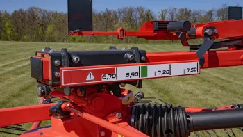 The swath width is adjusted using a crank handle on the GA 6501 P.