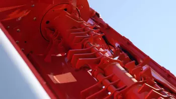 The DIGIDRY pivoing steel finger conditioner is particularly adapted to difficult mowing conditions.