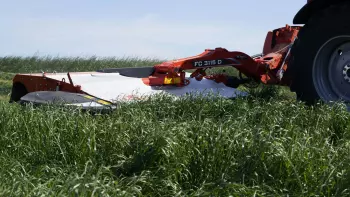 The travel range of the NON-STOP safety system allows protecting your FC 3115 mower conditioner when hitting an obstacle.