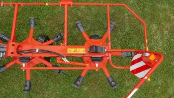 The GF 13003 tedder is equipped with small-diameter OPTITEDD rotors