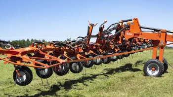 With the HLC system on the GF 17003 T tedder, cross ditches and maneuver without problem