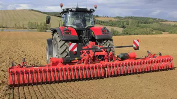 Central gearbox equipped with an oil cooling system and integrated pump.